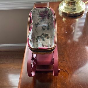Longaberger sleigh with plastic and cloth lining. Can also pair with glass sled